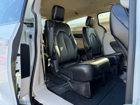 Used 2023 Chrysler Pacifica Touring-L image 23