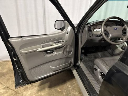 Used 2001 Ford Explorer Sport Trac 4x4 image 2