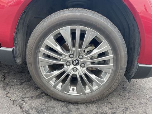 Used 2024 Toyota Venza XLE image 12