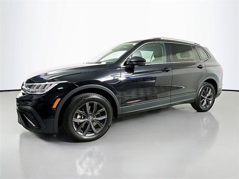 Used 2024 Volkswagen Tiguan SE image 3