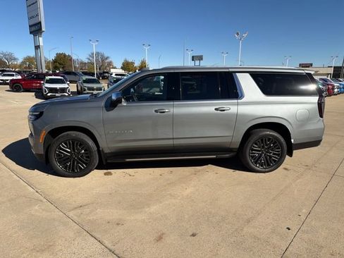 New 2026 Chevrolet Suburban Premier image 5