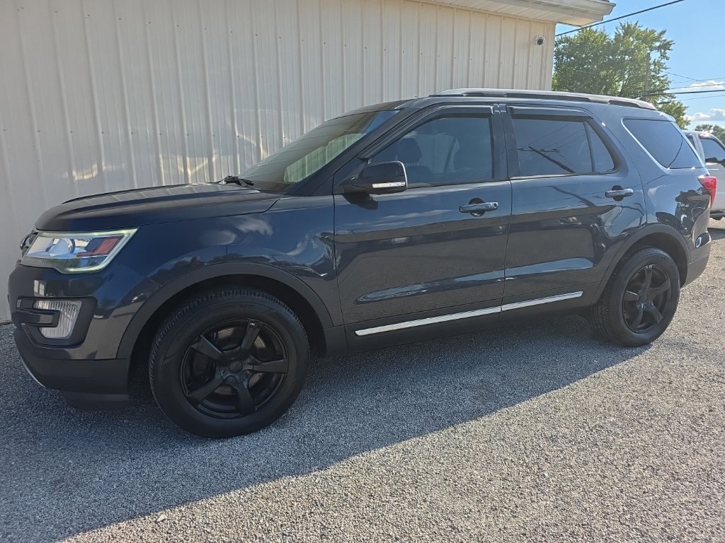 Used 2017 Ford Explorer XLT w/ Equipment Group 202A AWD/4WD image 10