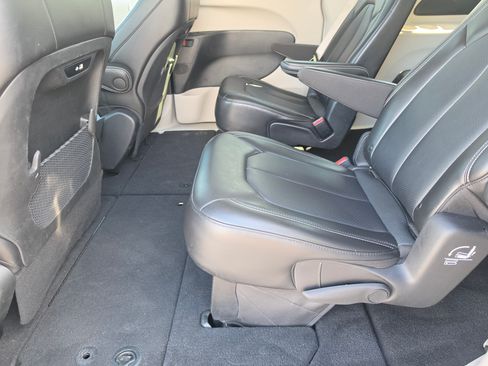 Used 2024 Chrysler Pacifica Touring-L FWD image 8