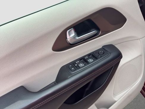 Used 2017 Chrysler Pacifica Touring-L Plus image 17