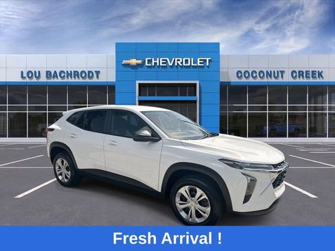 Used 2025 Chevrolet Trax LS FWD image 2