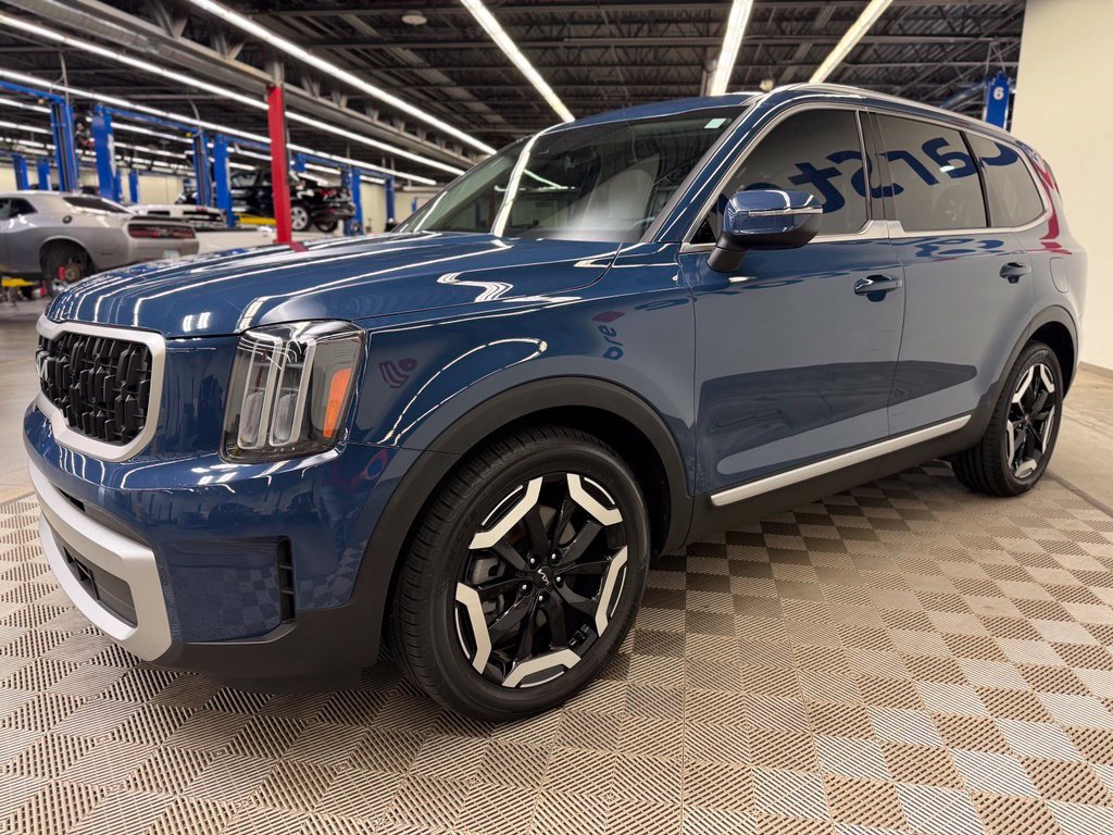Used 2023 Kia Telluride EX w/ EX Captain's Chair Package AWD/4WD image 3
