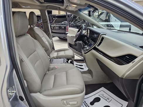 Used 2015 Toyota Sienna XLE w/ XLE Navigation Package FWD image 20