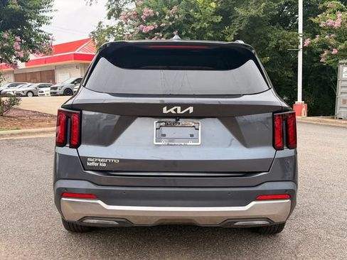 Certified 2024 Kia Sorento S FWD image 4