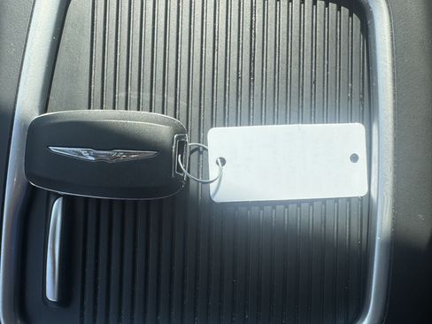 Used 2023 Chrysler Pacifica Touring-L FWD image 28