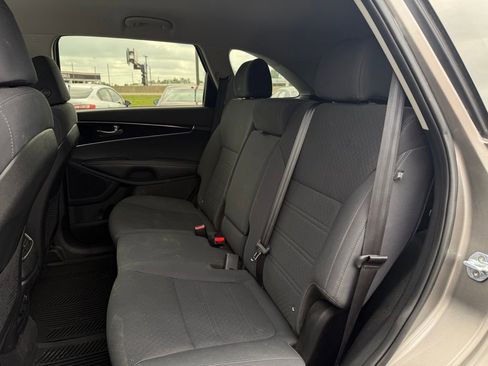 Used 2017 Kia Sorento LX w/ LX Convenience Package image 24