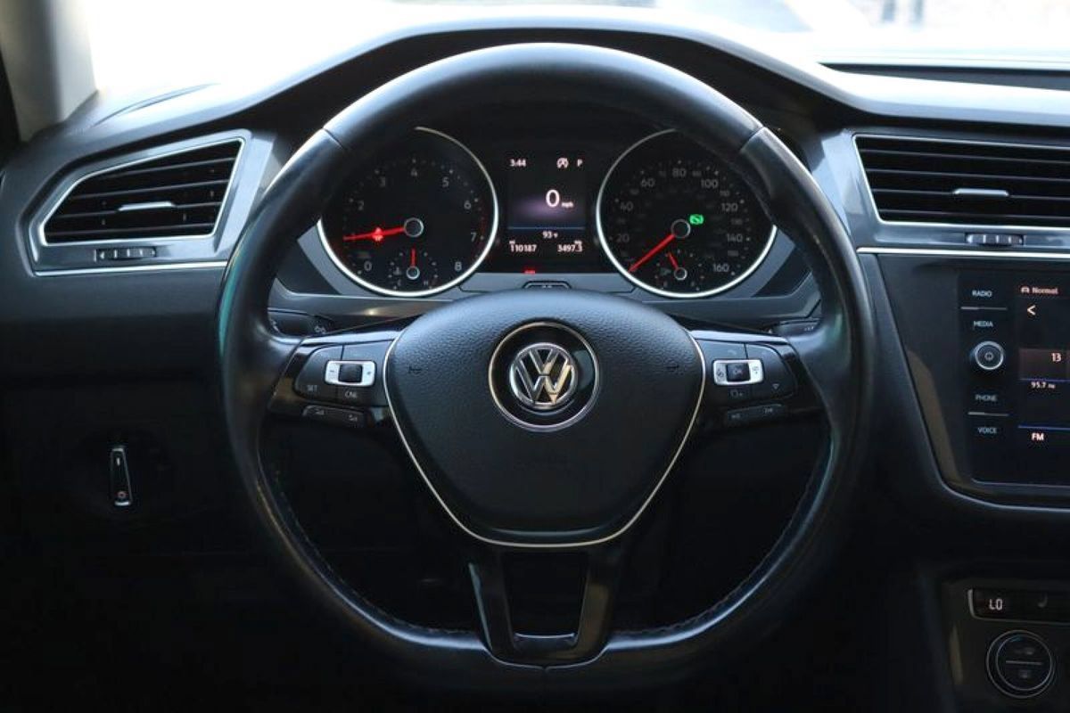 Used 2018 Volkswagen Tiguan SE w/ Panoramic Sunroof Package AWD/4WD image 14