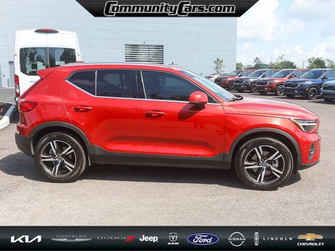 Used 2023 Volvo XC40 B5 Plus image 8