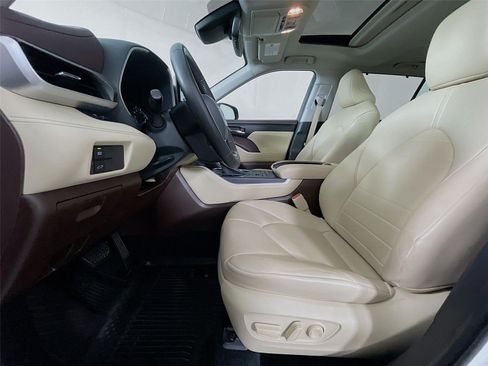 Used 2022 Toyota Highlander XLE AWD/4WD image 24