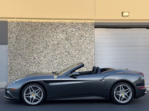 Used 2016 Ferrari California T RWD image 12