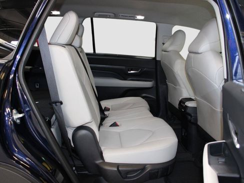 Certified 2024 Toyota Grand Highlander AWD image 39