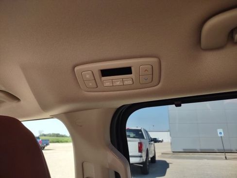 Used 2026 Kia Carnival EX FWD image 21