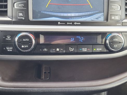 Used 2017 Toyota Highlander Limited image 31