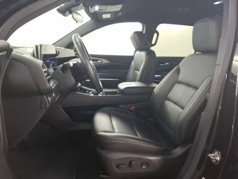 Used 2025 Chevrolet Traverse LT FWD image 21