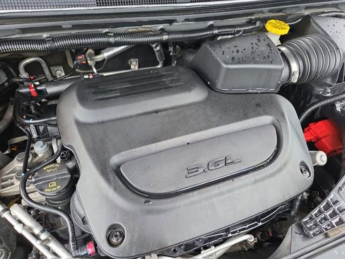 Used 2023 Chrysler Pacifica Limited FWD image 13
