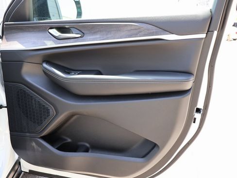 New 2025 Jeep Grand Cherokee L Limited w/ Black Appearance Package image 8