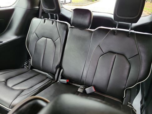 Used 2025 Chrysler Pacifica Limited image 8
