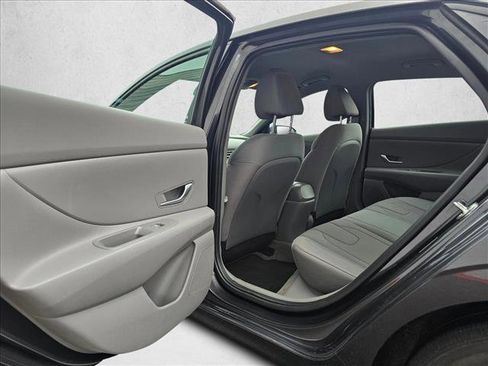 Used 2023 Hyundai Elantra SE w/ Cargo Package image 14