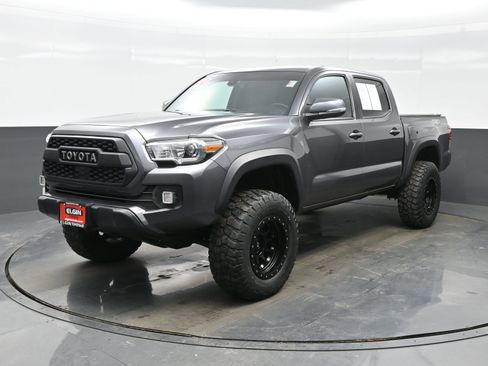 Used 2019 Toyota Tacoma TRD Off-Road image 2