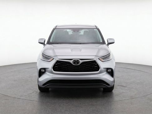 Used 2025 Toyota Highlander LE FWD image 2