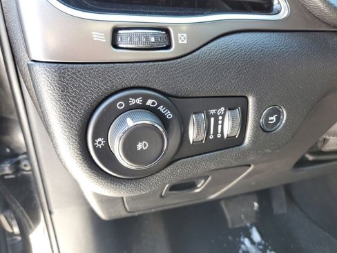 Used 2020 Jeep Cherokee Limited image 12