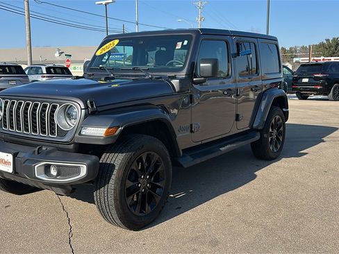 Used 2025 Jeep Wrangler Sahara image 3