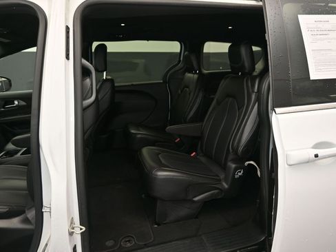 Used 2025 Chrysler Pacifica Select FWD image 15