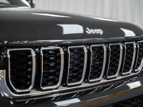 Used 2024 Jeep Grand Cherokee L Limited image 15