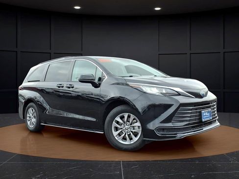 Used 2022 Toyota Sienna LE image 1