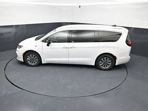 Used 2024 Chrysler Pacifica Limited FWD image 32