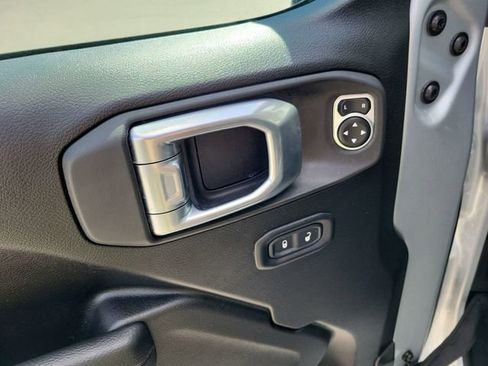 Used 2024 Jeep Wrangler Unlimited image 15