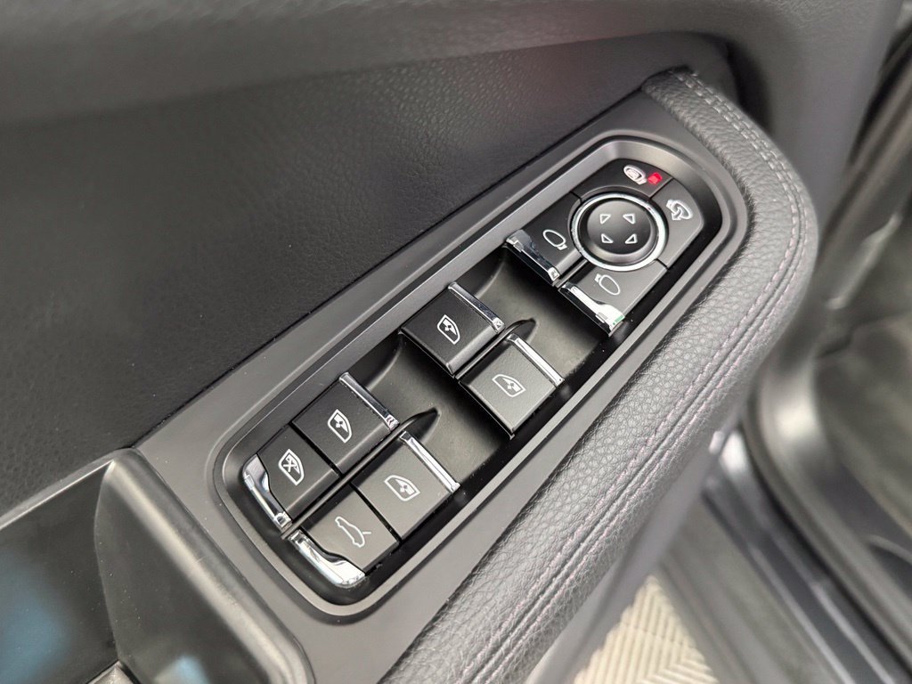Certified 2021 Porsche Macan AWD/4WD image 23