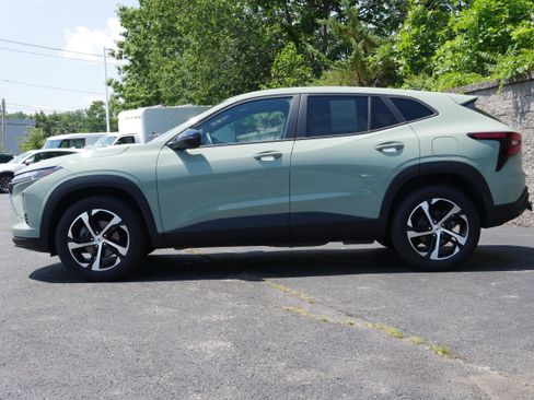 Used 2024 Chevrolet Trax RS w/ Driver Confidence Package FWD image 3