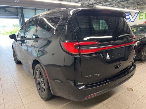 Used 2024 Chrysler Pacifica Limited w/ S Appearance Package image 5