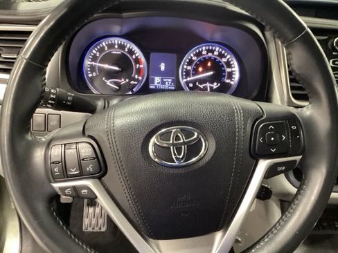 Used 2016 Toyota Highlander Plus AWD/4WD image 7