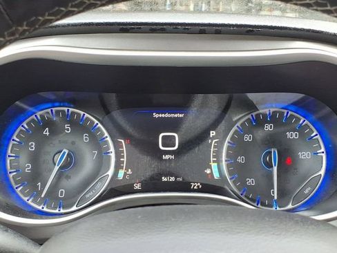 Used 2023 Chrysler Pacifica Touring-L FWD image 21