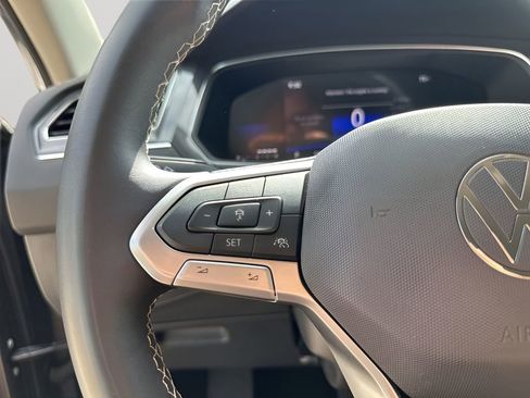 Used 2024 Volkswagen Tiguan SE image 30