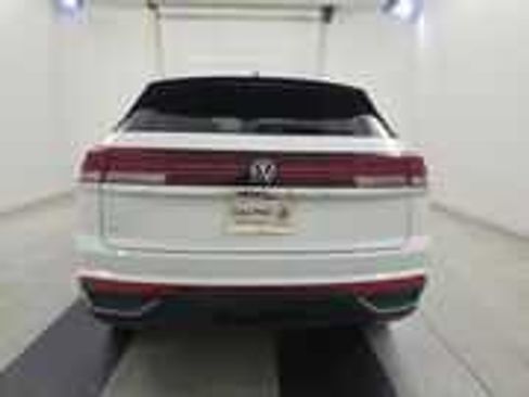 Used 2024 Volkswagen Atlas Cross Sport SE w/ Panoramic Sunroof Package FWD image 5