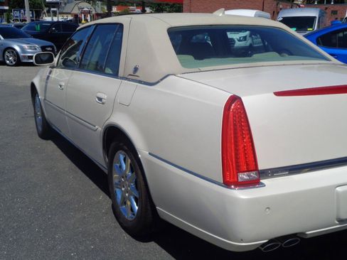 Used 2011 Cadillac DTS Luxury FWD image 19