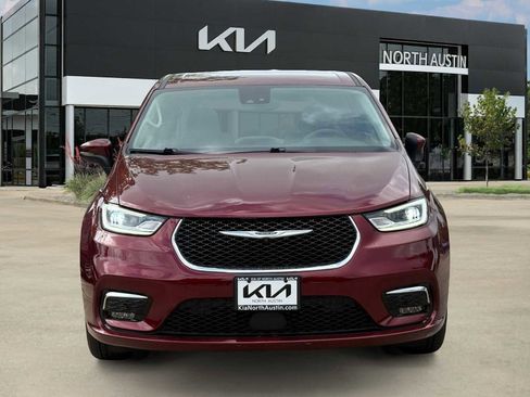 Used 2023 Chrysler Pacifica Touring-L FWD image 7