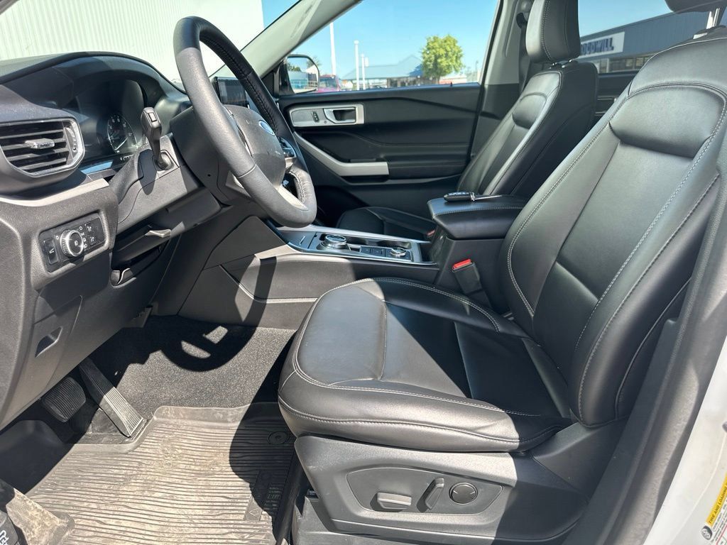 Used 2024 Ford Explorer XLT w/ Equipment Group 202A AWD/4WD image 14