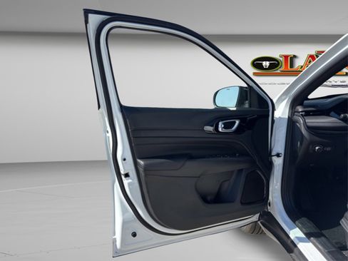 New 2026 Jeep Compass Latitude image 10