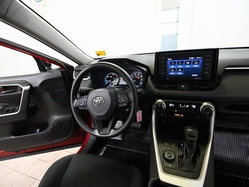 Used 2020 Toyota RAV4 LE image 28