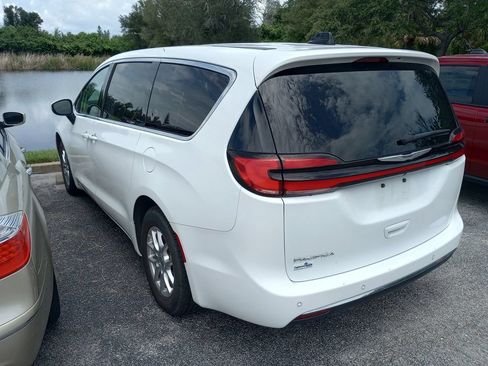 Used 2023 Chrysler Pacifica Touring-L FWD image 2