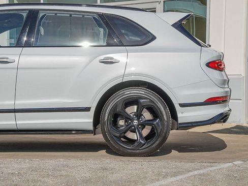 Used 2023 Bentley Bentayga AWD/4WD image 13