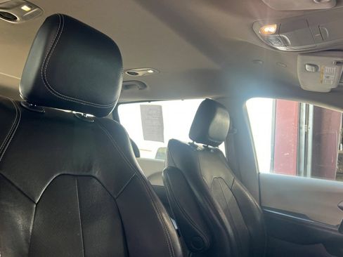 Used 2022 Chrysler Pacifica Touring-L FWD image 18